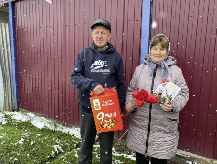Библиотекари поздравили ветерана с Днём Победы в рамках акции