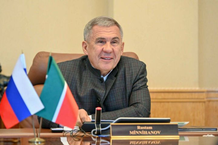 Минниханов поздравил татарстанцев с Днём республики