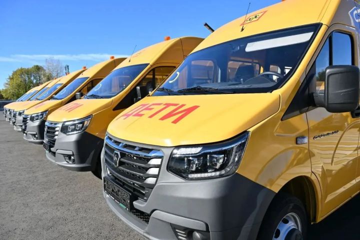 Раис Татарстана передал Тетюшскому району два новых школьных автобуса