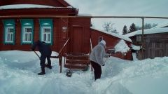 Молодежь помогает пожилым жителям Тетюш справиться со снегопадом
