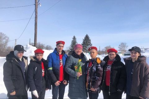 Активисты Центра «Форпост» поздравили ветеранов педагогики накануне 8 марта