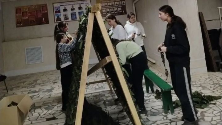 Школьники Урюмской СОШ плетут маскировочные сети для бойцов СВО