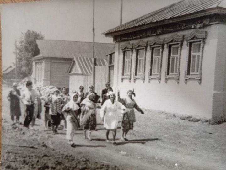 За невестой снаряжали лошадь