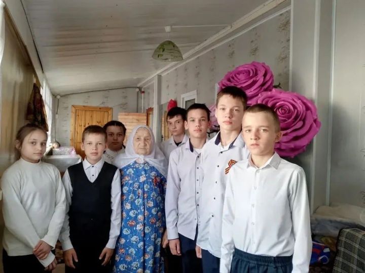 Бакырчы мәктәп укучылары сугыш чоры баласы янында булдылар