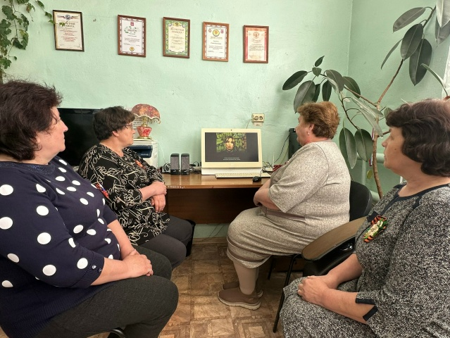 В Урюмской библиотеке прошёл патриотический час «Женщина и война»