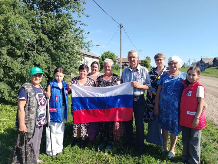 Акцию «Российский триколор» провели в Нармонке