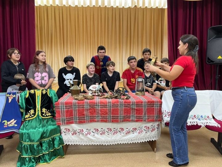 Башчы авылында «Әби сандыгының серләре» танып белү программасы узган