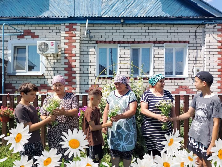 В Тетюшском районе прошла акция «Я дарю тебе ромашку»