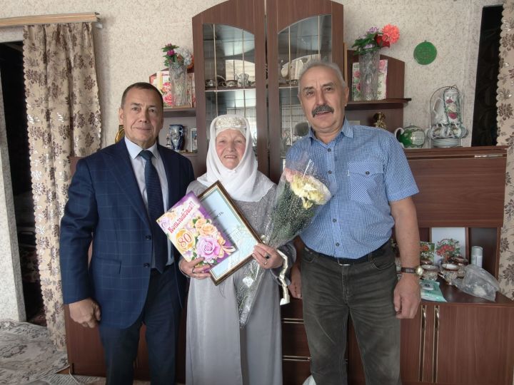 Ветерана поздравили коллеги и творческий коллектив